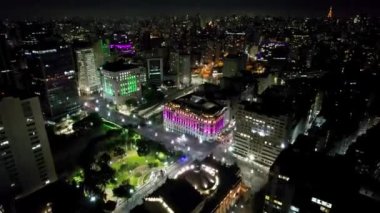 Gece Sao Paulo Brezilya şehir merkezinde. Şehir merkezinde gece hayatı manzarası. Şehir simgesi olan Metropolis manzarası. Şehrin tarihi merkezinde inşa ve bulvar.
