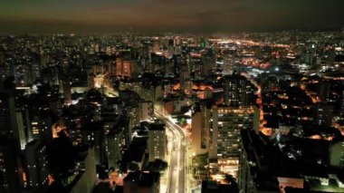 Sao Paulo Brezilya şehir merkezindeki gece manzarası. Geceleri Sao Paulo Brezilya şehri manzarası. Şehir merkezindeki şehir merkezinin gece manzarası. Şehrin tarihi merkezinde inşa ve bulvar.