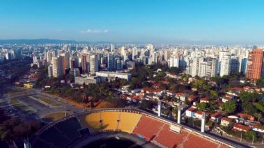 Sao Paulo Brezilya 'nın şehir manzarası. Şehir merkezindeki spor merkezinin göz kamaştırıcı manzarası. Sao Paulo Brezilya şehir merkezindeki futbol stadyumu..