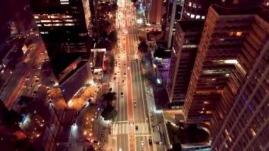 Gece Sao Paulo Brezilya şehir merkezinde. Şehir merkezinde gece hayatı manzarası. Şehir simgesi olan Metropolis manzarası. Şehrin tarihi merkezinde inşa ve bulvar.
