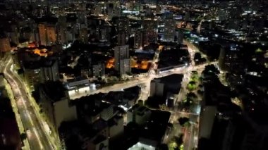 Sao Paulo Brezilya şehir merkezindeki gece manzarası. Geceleri Sao Paulo Brezilya şehri manzarası. Şehir merkezindeki şehir merkezinin gece manzarası. Şehrin tarihi merkezinde inşa ve bulvar.
