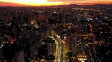 Gece Sao Paulo Brezilya şehir merkezinde. Şehir merkezinde gece hayatı manzarası. Şehir simgesi olan Metropolis manzarası. Şehrin tarihi merkezinde inşa ve bulvar.