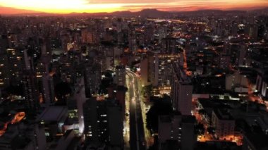 Gece Sao Paulo Brezilya şehir merkezinde. Şehir merkezinde gece hayatı manzarası. Şehir simgesi olan Metropolis manzarası. Şehrin tarihi merkezinde inşa ve bulvar.