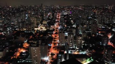 Sao Paulo Brezilya şehir merkezindeki gece manzarası. Geceleri Sao Paulo Brezilya şehri manzarası. Şehir merkezindeki şehir merkezinin gece manzarası. Şehrin tarihi merkezinde inşa ve bulvar.