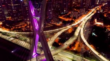 Sao Paulo Brezilya şehir merkezindeki gece manzarası. Geceleri Sao Paulo Brezilya şehri manzarası. Şehir merkezindeki şehir merkezinin gece manzarası. Şehrin tarihi merkezinde inşa ve bulvar.