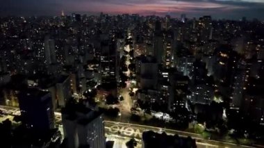 Sao Paulo Brezilya şehir merkezindeki gece manzarası. Geceleri Sao Paulo Brezilya şehri manzarası. Şehir merkezindeki şehir merkezinin gece manzarası. Şehrin tarihi merkezinde inşa ve bulvar.