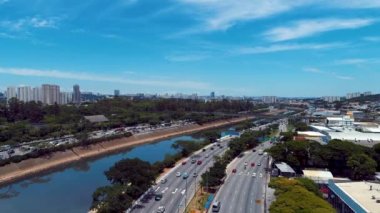 Sao Paulo Brezilya şehir merkezi. Tiete otoyolunun ünlü şehir manzarası. Atılgan şehir merkezindeki ofisleri inşa ediyor. İş seyahati. Finansal merkez.