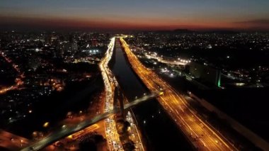 Sao Paulo Brezilya şehir merkezindeki gece manzarası. Geceleri Sao Paulo Brezilya şehri manzarası. Şehir merkezindeki şehir merkezinin gece manzarası. Şehrin tarihi merkezinde inşa ve bulvar.