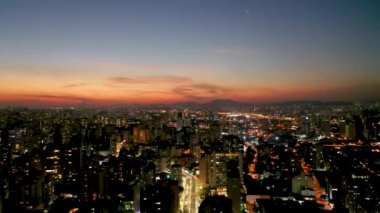 Gece Sao Paulo Brezilya şehir merkezinde. Şehir merkezinde gece hayatı manzarası. Şehir simgesi olan Metropolis manzarası. Şehrin tarihi merkezinde inşa ve bulvar.