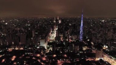 Sao Paulo Brezilya şehir merkezindeki gece manzarası. Geceleri Sao Paulo Brezilya şehri manzarası. Şehir merkezindeki şehir merkezinin gece manzarası. Şehrin tarihi merkezinde inşa ve bulvar.