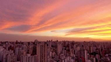 Sao Paulo Brezilya şehir merkezinde gün batımı. Şehir merkezinde, gün batımı manzarasında. Kent simgelerinin Metropolis manzarası.