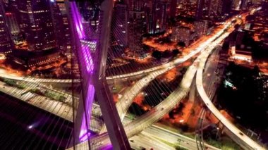 Gece Sao Paulo Brezilya şehir merkezinde. Şehir merkezinde gece hayatı manzarası. Şehir simgesi olan Metropolis manzarası. Şehrin tarihi merkezinde inşa ve bulvar.