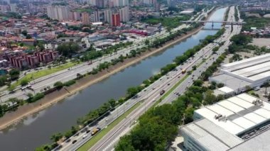 Sao Paulo Brezilya şehir merkezi. Tiete otoyolunun ünlü şehir manzarası. Atılgan şehir merkezindeki ofisleri inşa ediyor. İş seyahati. Finansal merkez.
