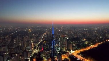 Sao Paulo Brezilya şehir merkezinde gün batımı. Şehir merkezinde, gün batımı manzarasında. Kent simgelerinin Metropolis manzarası.