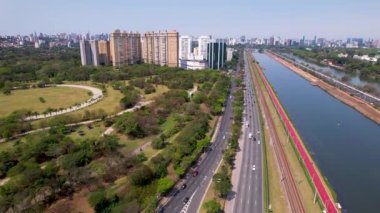 Sao Paulo Brezilya 'nın şehir manzarası. Şehir merkezinin çarpıcı manzarası. Kent simgelerinin Metropolis manzarası.