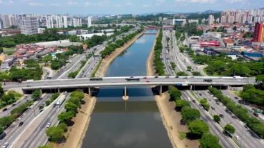 Sao Paulo Brezilya şehir merkezindeki Tiete otoyolundaki şirket binaları. Şehir merkezi, şehrin tarihi köprüsüne yakın. Hava kentsel manzarası.