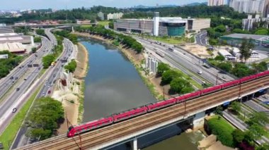 Sao Paulo Brezilya şehir merkezi. Tiete otoyolunun ünlü şehir manzarası. Atılgan şehir merkezindeki ofisleri inşa ediyor. İş seyahati. Finansal merkez.