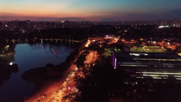 상파울루 시내의 브라질 밤에는 시내의 풍경을 메트로폴리스의 획기적 도시의 역사적 — 비디오