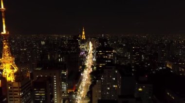 Gece Sao Paulo Brezilya şehir merkezinde. Şehir merkezinde gece hayatı manzarası. Şehir simgesi olan Metropolis manzarası. Şehrin tarihi merkezinde inşa ve bulvar.