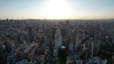 Sao Paulo Brezilya şehir merkezinde gün batımı. Şehir merkezinde, gün batımı manzarasında. Kent simgelerinin Metropolis manzarası.