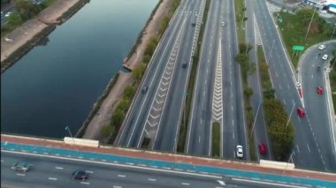 Sao Paulo Brezilya 'nın şehir manzarası. Şehir merkezinin çarpıcı manzarası. Kent simgelerinin Metropolis manzarası.
