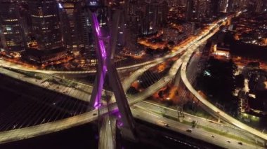 Sao Paulo Brezilya şehir merkezindeki gece manzarası. Geceleri Sao Paulo Brezilya şehri manzarası. Şehir merkezindeki şehir merkezinin gece manzarası. Şehrin tarihi merkezinde inşa ve bulvar.