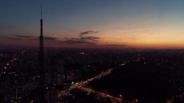 Gece Sao Paulo Brezilya şehir merkezinde. Şehir merkezinde gece hayatı manzarası. Şehir simgesi olan Metropolis manzarası. Şehrin tarihi merkezinde inşa ve bulvar.