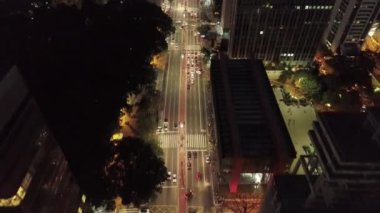 Gece Sao Paulo Brezilya şehir merkezinde. Şehir merkezinde gece hayatı manzarası. Şehir simgesi olan Metropolis manzarası. Şehrin tarihi merkezinde inşa ve bulvar.