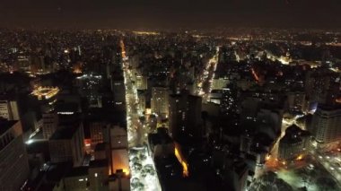 Gece Sao Paulo Brezilya şehir merkezinde. Şehir merkezinde gece hayatı manzarası. Şehir simgesi olan Metropolis manzarası. Şehrin tarihi merkezinde inşa ve bulvar.