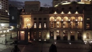 Sao Paulo Brezilya şehir merkezindeki gece manzarası. Geceleri Sao Paulo Brezilya şehri manzarası. Şehir merkezindeki şehir merkezinin gece manzarası. Şehrin tarihi merkezinde inşa ve bulvar.