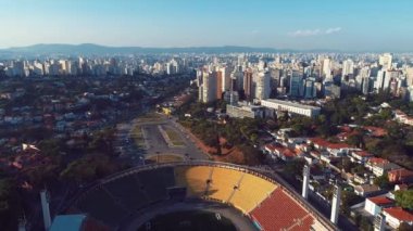 Sao Paulo Brezilya 'nın şehir manzarası. Şehir merkezindeki spor merkezinin göz kamaştırıcı manzarası. Sao Paulo Brezilya şehir merkezindeki futbol stadyumu..