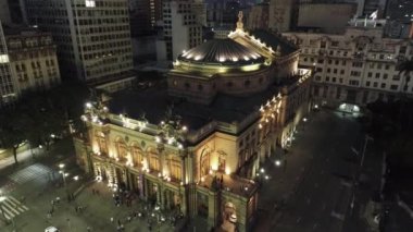 Gece Sao Paulo Brezilya şehir merkezinde. Şehir merkezinde gece hayatı manzarası. Şehir simgesi olan Metropolis manzarası. Şehrin tarihi merkezinde inşa ve bulvar.
