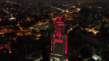Gece Sao Paulo Brezilya şehir merkezinde. Şehir merkezinde gece hayatı manzarası. Şehir simgesi olan Metropolis manzarası. Şehrin tarihi merkezinde inşa ve bulvar.
