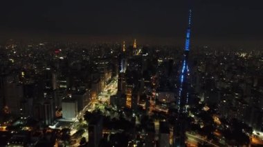 Gece Sao Paulo Brezilya şehir merkezinde. Şehir merkezinde gece hayatı manzarası. Şehir simgesi olan Metropolis manzarası. Şehrin tarihi merkezinde inşa ve bulvar.
