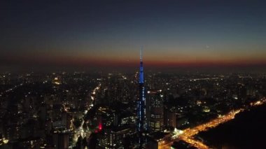 Gece Sao Paulo Brezilya şehir merkezinde. Şehir merkezinde gece hayatı manzarası. Şehir simgesi olan Metropolis manzarası. Şehrin tarihi merkezinde inşa ve bulvar.