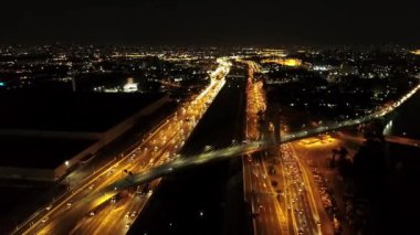 Gece Sao Paulo Brezilya şehir merkezinde. Şehir merkezinde gece hayatı manzarası. Şehir simgesi olan Metropolis manzarası. Şehrin tarihi merkezinde inşa ve bulvar.