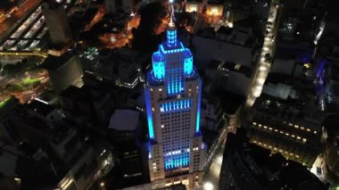 Gece Sao Paulo Brezilya şehir merkezinde. Şehir merkezinde gece hayatı manzarası. Şehir simgesi olan Metropolis manzarası. Şehrin tarihi merkezinde inşa ve bulvar.