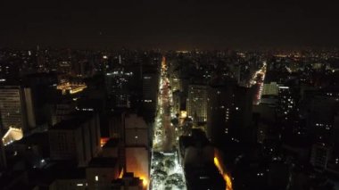 Sao Paulo Brezilya şehir merkezindeki gece manzarası. Geceleri Sao Paulo Brezilya şehri manzarası. Şehir merkezindeki şehir merkezinin gece manzarası. Şehrin tarihi merkezinde inşa ve bulvar.