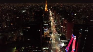 Gece Sao Paulo Brezilya şehir merkezinde. Şehir merkezinde gece hayatı manzarası. Şehir simgesi olan Metropolis manzarası. Şehrin tarihi merkezinde inşa ve bulvar.