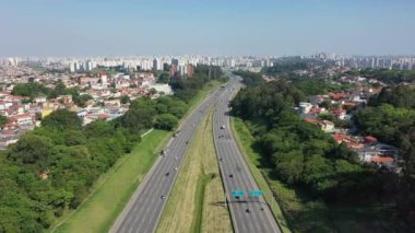 Sao Paulo Brezilya şehir merkezindeki Bandeirantes otoyolu. İnsanları Sao Paulo eyaletinin kırsal bölgelerine bağlayan ünlü Brezilya yolu..