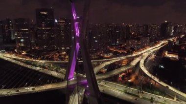 Gece Sao Paulo Brezilya şehir merkezinde. Şehir merkezinde gece hayatı manzarası. Şehir simgesi olan Metropolis manzarası. Şehrin tarihi merkezinde inşa ve bulvar.