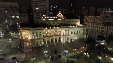 Gece Sao Paulo Brezilya şehir merkezinde. Şehir merkezinde gece hayatı manzarası. Şehir simgesi olan Metropolis manzarası. Şehrin tarihi merkezinde inşa ve bulvar.