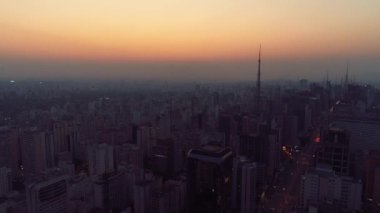 Sao Paulo Brezilya şehir merkezinde gün batımı. Şehir merkezinde, gün batımı manzarasında. Kent simgelerinin Metropolis manzarası.