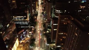 Gece Sao Paulo Brezilya şehir merkezinde. Şehir merkezinde gece hayatı manzarası. Şehir simgesi olan Metropolis manzarası. Şehrin tarihi merkezinde inşa ve bulvar.