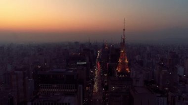 Gece Sao Paulo Brezilya şehir merkezinde. Şehir merkezinde gece hayatı manzarası. Şehir simgesi olan Metropolis manzarası. Şehrin tarihi merkezinde inşa ve bulvar.