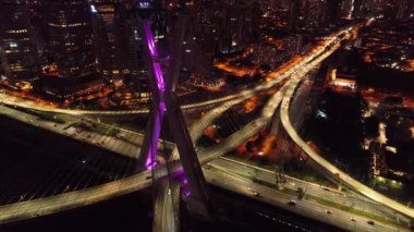 Sao Paulo Brezilya şehir merkezindeki gece manzarası. Geceleri Sao Paulo Brezilya şehri manzarası. Şehir merkezindeki şehir merkezinin gece manzarası. Şehrin tarihi merkezinde inşa ve bulvar.