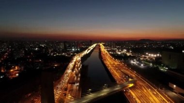 Sao Paulo Brezilya şehir merkezindeki gece manzarası. Geceleri Sao Paulo Brezilya şehri manzarası. Şehir merkezindeki şehir merkezinin gece manzarası. Şehrin tarihi merkezinde inşa ve bulvar.
