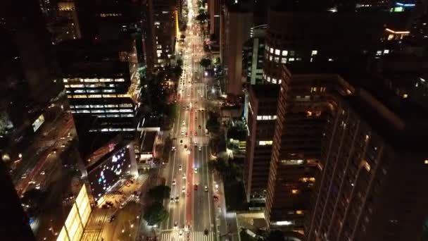 상파울루 시내의 브라질 밤에는 시내의 풍경을 메트로폴리스의 획기적 도시의 역사적 — 비디오