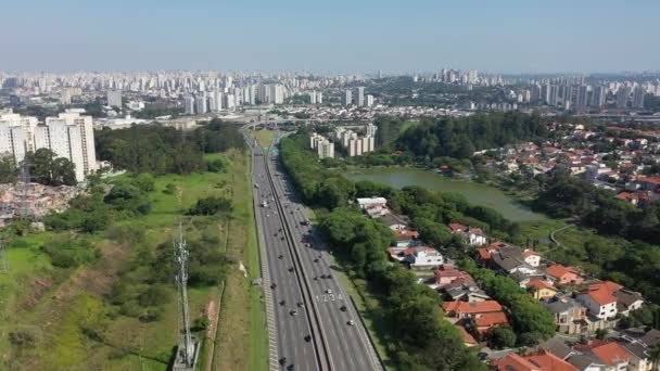 サンパウロ ブラジルのダウンタウンに近いバンデイヤンツ高速道路 サンパウロ州の田舎の都市に人々を結ぶ有名なブラジルの道路 — ストック動画