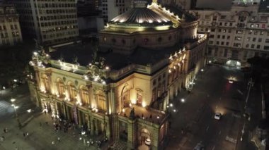 Sao Paulo Brezilya şehir merkezindeki gece manzarası. Geceleri Sao Paulo Brezilya şehri manzarası. Şehir merkezindeki şehir merkezinin gece manzarası. Şehrin tarihi merkezinde inşa ve bulvar.